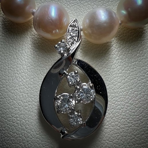 .. - Luxusní perlový náhrdelník s diamantovým přívěskem, zlato 585/1000, hrubá hmotnost 27,45g.