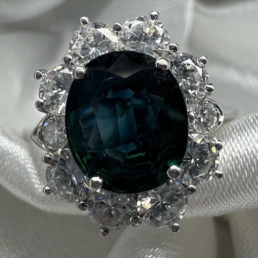 .. - Luxusní prsten se safírem a diamanty, zlato 585/1000, hrubá hmotnost 3,65g.