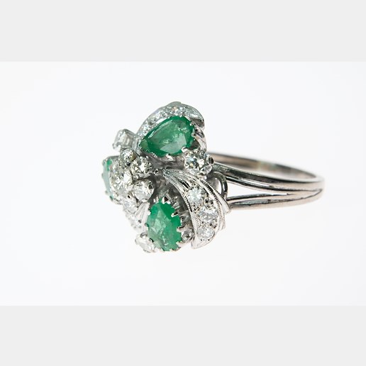 .. - Prsten s diamanty a smaragdy, zlato 350/1000, hrubá hmotnost 7,10 g