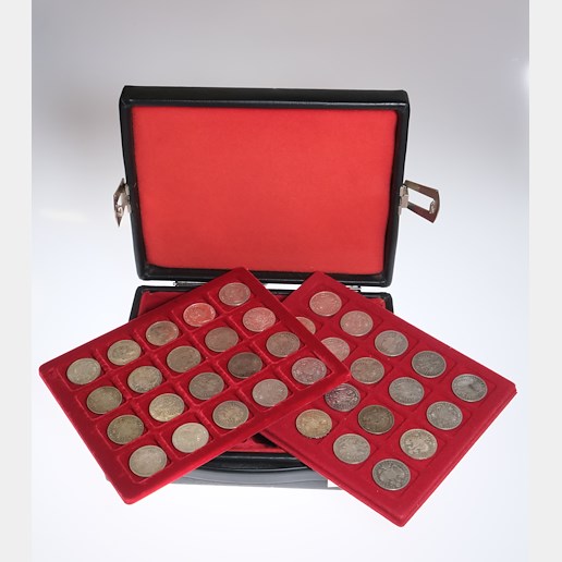 .. - Mincovní kožený kufr s konvolutem originálních stříbrných 1 zlatníků Františka Josefa I. 40 kusů z let 1860-1889, stříbro 900/1000, hrubá hmotnost 493,6g