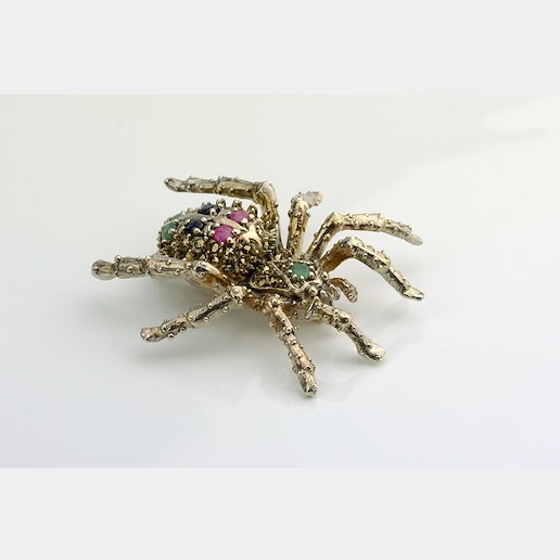 .. - Brož ve tvaru pavouka s přírodními safíry, smaragdy a markazity, stříbro 925/1000, značeno platnou puncovní značkou "kozlík", hrubá hmotnost 16,00 g 