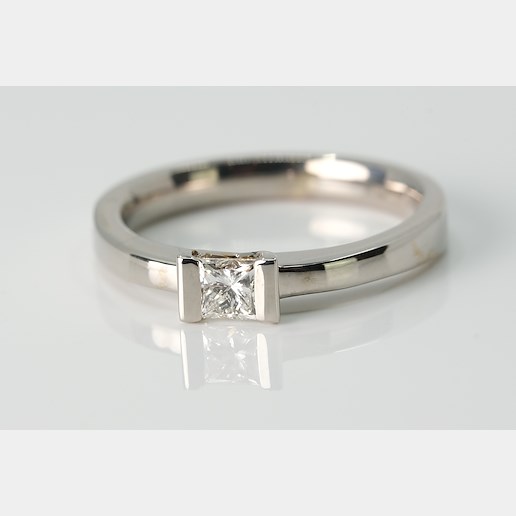 Anton Schwartz - Prsten s diamantem výbrus Princess-čtvercový, ,,levitující,, diamant o váze 0,30 ct. zlato 585/1000, hrubá hmotnost 4,0 g