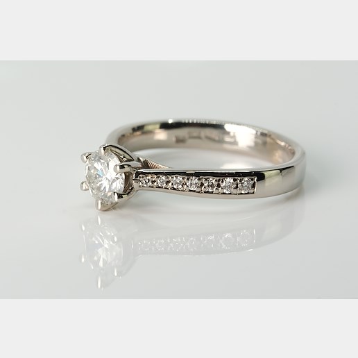 Anton Schwartz - Prsten s centrálním diamantem výbrusu Round, diamant o váze 0,50 ct a po stranách 2x7 ks diamantů o celkové váze 0,20 ct, zlato 585/1000, hrubá hmotnost 3,25 g