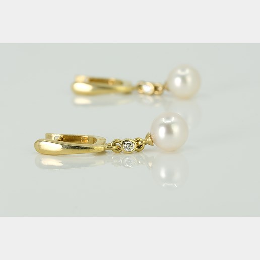 Anton Schwartz - Visací zlaté naušnice s perlami Akoya a diamanty, 2x diamant 0,07 ct, zlato 585/1000, hrubá hmotnost 4,59 g