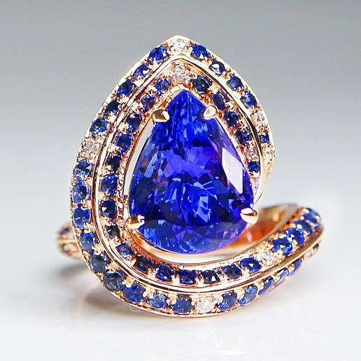 .. - Luxusní designový prsten s 6,03 ct Tanzanitem, 2,20 ct Safíry, 0,23 ct Diamanty, zlato 585/1000, hrubá hmotnost 8,40 g