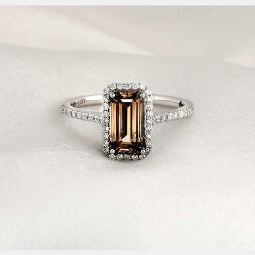 .. - Luxusní prsten s 1,53 ct Fancy Yellowish Brown Diamantem a 0,26 ct Diamanty, zlato 585/1000, hrubá hmotnost 2,45 g