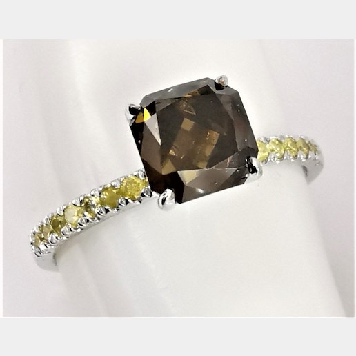.. - Luxusní prsten s 2,02 ct Fancy Greenish Brown Diamantem a 0,17 ct Fancy Intense Yellow Diamanty, zlato 585/1000, hrubá hmotnost 2,35 g