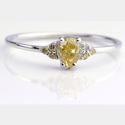 .. - Prsten s briliantem, zlato 585/1000, značeno platnou puncovní značkou "labuť", hrubá hmotnost 1,15 g