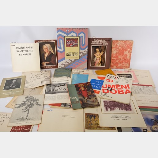 .. - Konvolut 106 čs. uměleckých katalogů z výstav a 75 monografií z období cca 1930-1980