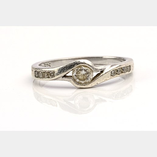 .. - Prsten se syntetickými kameny, stříbro 925/1000, značeno platnou puncovní značkou "kozlík", hrubá hmotnost 2,30 g