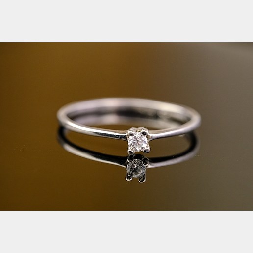 .. - Prsten, stříbro 925/1000, značeno platnou puncovní značkou "kozík", hrubá hmotnost 0,60 g