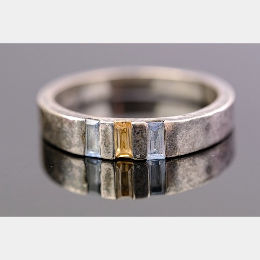 .. - Prsten s topazy, stříbro 925/1000, značeno platnou puncovní značkou "kozlík", hrubá hmotnost 3,03 g