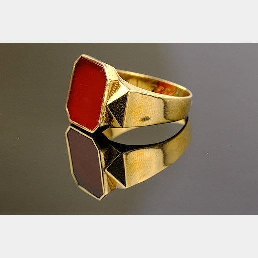 1918 - 1938 - Kubizující pečetící prsten s karneolem, zlato 585/1000, značeno platnou puncovní značkou "lvíček", hrubá hmotnost 4,86g