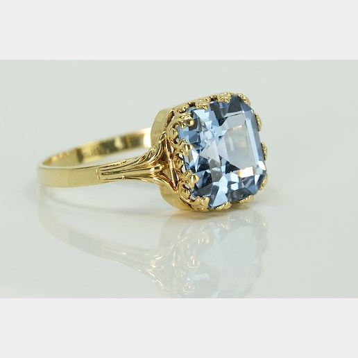 .. - Prsten s akvamarínem, zlato 585/1000, značeno platnou puncovní značkou Z-34 "lyra", hrubá hmotnost 2,57 g