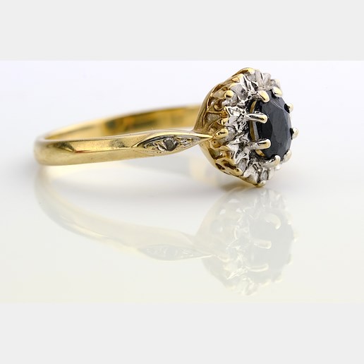 .. - Prsten se safírem a brilianty, zlato 375/1000, hrubá hmotnost 2,25 g