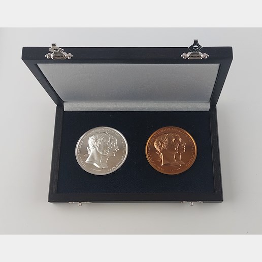 .. - SET stříbrné a bronzové Korunovační medaile Ferdinanda V. 1830 Novoražba