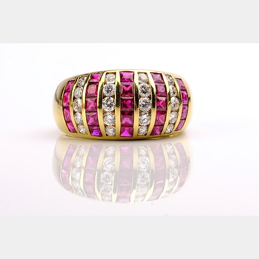 .. - Prsten s diamanty a rubíny, zlato 750/1000, značeno platnou puncovní značkou "kohout", hrubá hmotnost 8,89g