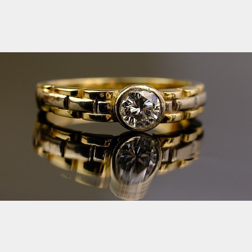 .. - Prsten s diamantem, zlato 585/1000, značeno platnou puncovní značkou "labuť", hrubá hmotnost 7,65g