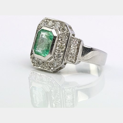 .. - Prsten s diamanty a smaragdem, zlato 750/1000, značeno platnou puncovní značkou "kohout", hrubá hmotnost 10,60 g