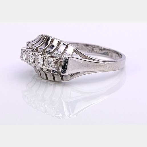 .. - Prsten s diamanty, zlato 585/1000, značeno platnou puncovní značkou "labuť", hrubá hmotnost 3,95g