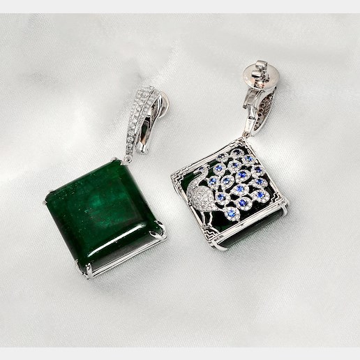 .. - Luxusní designové náušnice s 67,34 ct smaragdy, 0,65 ct safíry a 1,63 ct diamanty, bílé zlato 750/1000, hrubá hmotnost 29,09 g