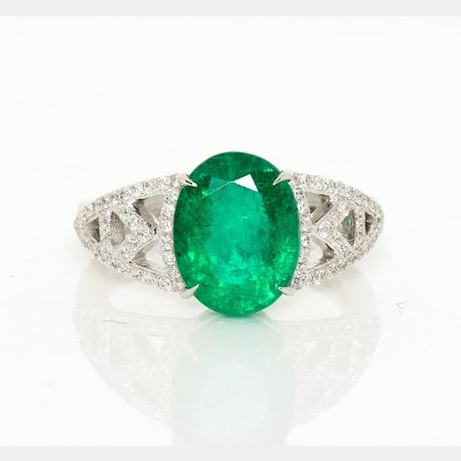 .. - Luxusní prsten s 3,51 ct smaragdem a 0,33 ct diamanty, zlato 585/1000, značeno platnou puncovní značkou "labuť", hrubá hmotnost 4,99 g