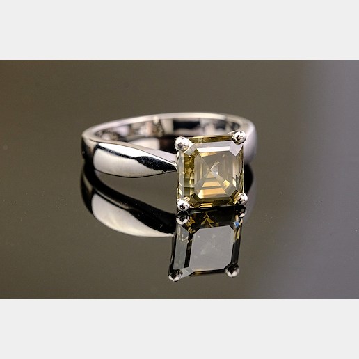 .. - Luxusní psten s 3,03 ct fancy color diamantem, zlato 585/1000, značeno platnou puncovní značkou "labuť", hrubá hmotnost 