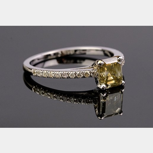 .. - Luxsní prsten s 1,09 ct fancy color diamantem, 0,20 ct diamanty, zlato 585/1000, značeno platnou puncovní značkou "labuť", hrubá hmotnost 2,52 g