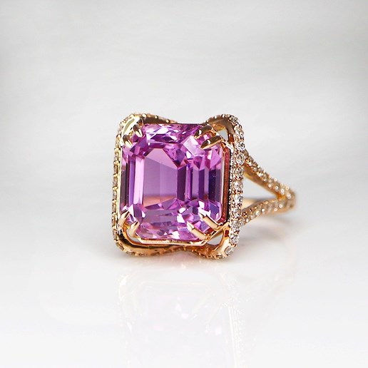 .. - Luxusní prsten s 9,81 ct kunzitem a 0,58 ct diamanty, zlato 585/1000, značeno platnou puncovní značkou "labuť", hrubá hmotnost 6,02 g