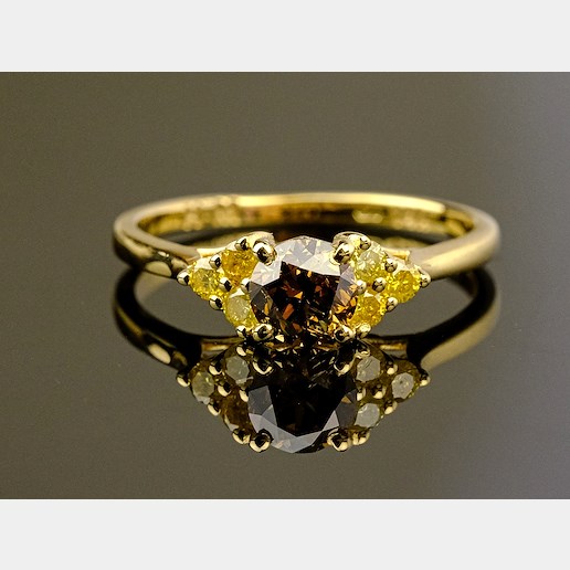 .. - Luxusní prsten s 0,97 ct fancy colors diamanty, zlato 585/1000, značeno platnou puncovní značkou "labuť", hrubá hmotnost 2,24 g