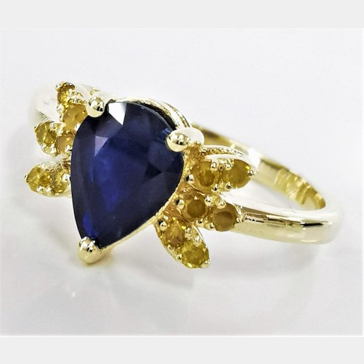 .. - Luxusní prsten s 1,00 ct safírem a 0,16 ct fancy colors diamanty, zlato 585/1000, značeno platnou puncovní značkou "labuť", hrubá hmotnost 2,59 g
