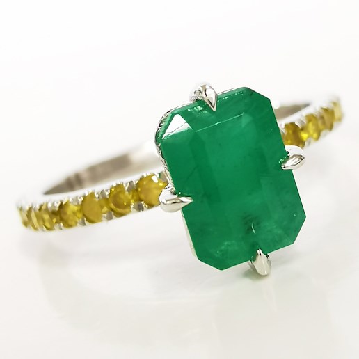 .. - Luxusní prsten s 1,10 ct smaragdem a 0,30 ct fancy color diamanty, zlato 585/1000, značeno platnou puncovní značkou "labuť", hrubá hmotnost 2,03 g