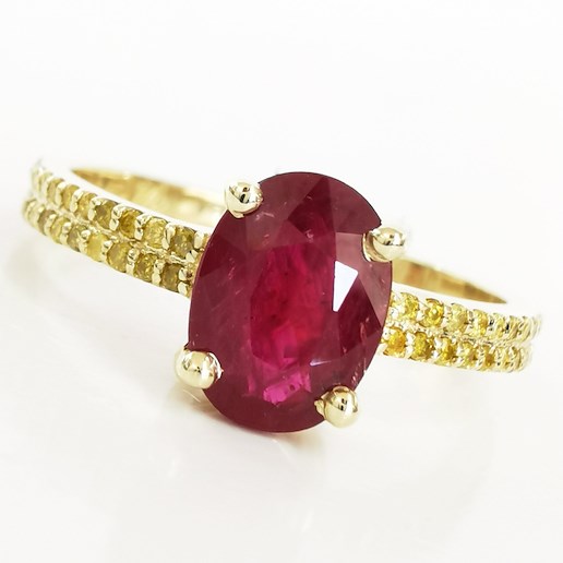 .. - Luxusní prsten s 1,50 ct rubínem a 0,26 ct fancy colors diamanty, zlato 585/1000, značeno platnou puncovní značkou "labuť", hrubá hmotnost 2,48 g