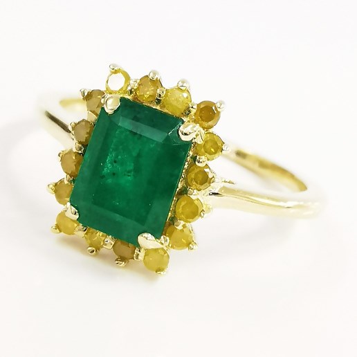 .. - Prsten s 1,00 ct smaragdem, 0,30 ct fancy colors diamanty, zlato 585/1000, značeno platnou puncovní značkou "labuť", hrubá hmotnost 2,27 g