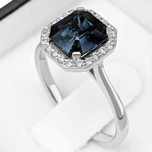 .. - Luxusní prsten s 2,64 ct safírem a 0,25 ct diamanty, bílé zlato 585/1000, značeno platnou puncovní značkou "labuť", hrubá hmotnost 3,76 g