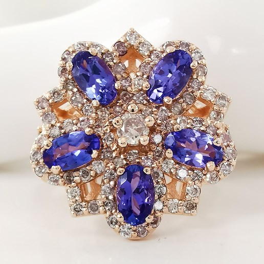 .. - Luxusní prsten s 1,50 ct tanzanity a 1,09 ct fancy color diamanty, zlato 585/1000, značeno platnou puncovní značkou "labuť", hrubá hmotnost 5,818 g