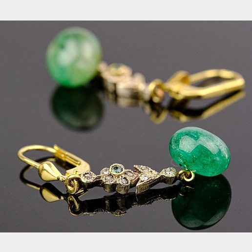 .. - Náušnice s diamanty a smaragdy, zlato 585/1000, značeno platnou puncovní značkou "labuť", hrubá hmotnost 4,05 g