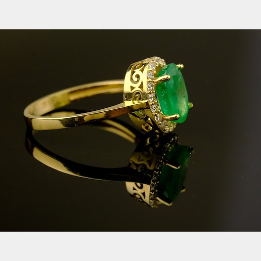 .. - Prsten s diamanty a smaragdem, zlato 585/1000, značeno platnou puncovní značkou "labuť", hrubá hmotnost 2,65 g
