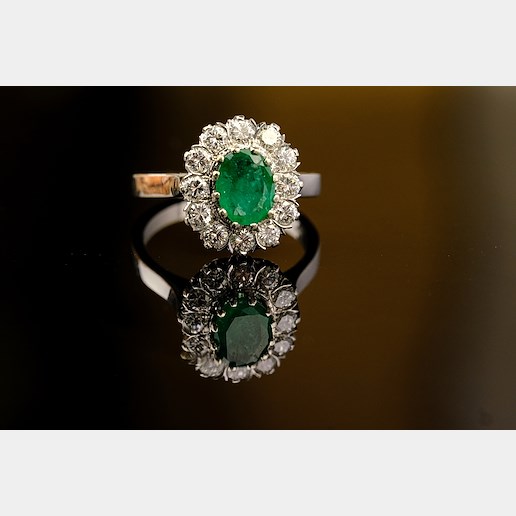 .. - Luxusní prsten s diamanty a smaragdem, zlato 585/1000, značeno platnou puncovní značkou "labuť", hrubá hmotnost 4,90 g