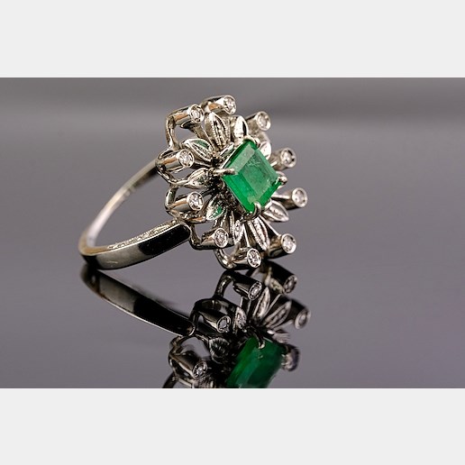 .. - Prsten s diamanty a smaragdem, zlato 585/1000, značeno platnou puncovní značkou "labuť", hrubá hmotnost 6,78 g