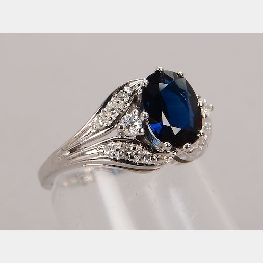 .. - Luxusní prsten s 2,20 ct safírem, 0,20 ct diamanty, bílé zlato 585/1000, značeno platnou puncovní značkou "labuť", hrubá hmotnost 3,80 g