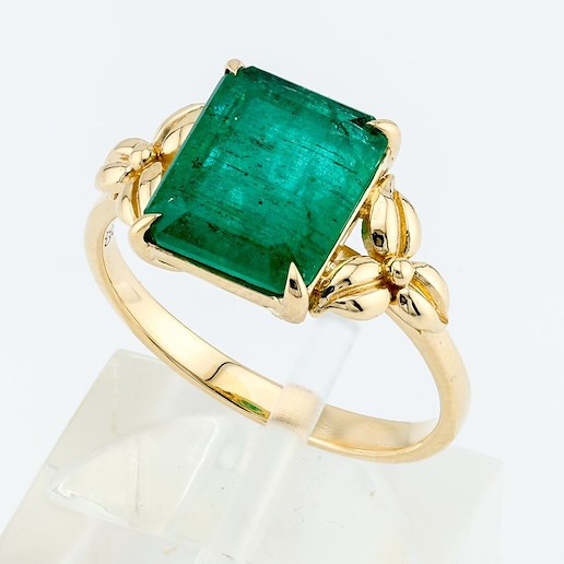 .. - Luxusní prsten s 3,03 ct smaragdem, zlato 585/1000, značeno platnou puncovní značkou "labuť", hrubá hmotnost 2,67 g