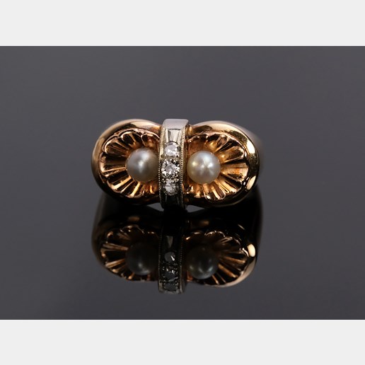 .. - Fazonový prsten s 2 menšími mořskými perlami a 3 brilianty, zlato 585/1000, značeno platnou puncovní značkou "lvíček", hrubá hmotnost 7,90 g