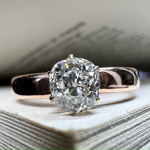 .. - Prsten z Carského Ruska s diamantem 0.60 ct, zlato 585/1000, značeno platnou puncovní značkou "labuť", hrubá hmotnost 2,50 g