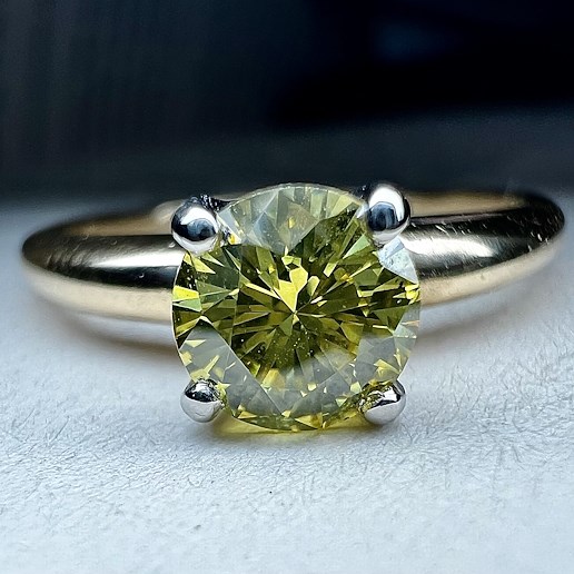 .. - Prsten s diamantem 0,60. ct, zlato 585/1000, značeno platnou puncovní značkou "labuť", kámen zasazen v kotlíku z palladia, označeno platnou puncovní značkou Pd, hrubá hmotnost 2,40 g