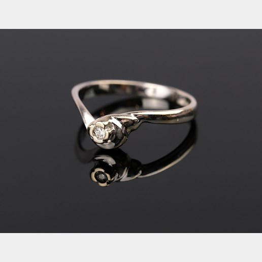.. - Prsten s briliantem, zlato 750/1000, 0,025 ct, značeno platnou puncovní značkou "kohout", hrubá hmotnost 2,90 g
