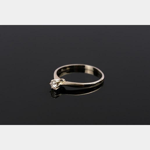 .. - Prsten s briliantem, zlato 585/1000, 0,15ct, značeno platnou puncovní značkou "labuť", hrubá hmotnost 1,35 g