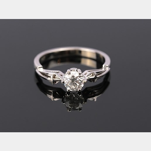 .. - Prsten s přírodním diamantem 0,59ct, zlato 585/1000, značeno platnou puncovní značkou "labuť", hrubá hmotnost 2,70 g