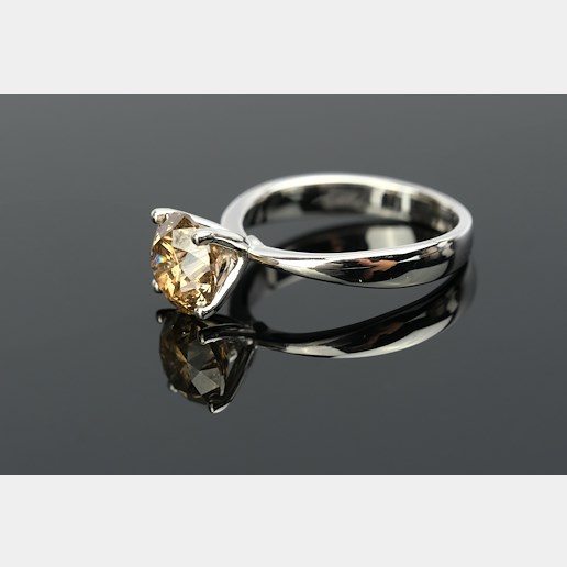 .. - Prsten s diamantem Fancy Deep Brownish Yellow 2,20 ct, zlato 585/1000, značeno platnou puncovní značkou "labuť", hrubá hmotnost 3,50 g