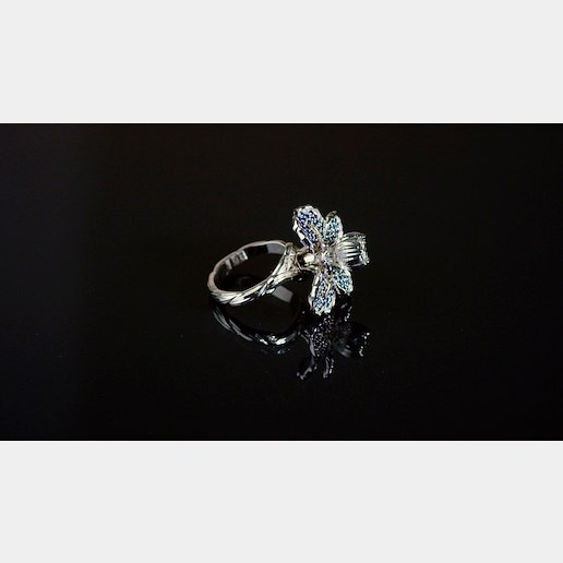 .. - Exkluzivní prsten JEWELRY FLORA – IRIS s diamanty 0.46 ct a safíry 1.20 ct, zlato 585/1000, značeno platnou puncovní značkou Z-58 "labuť", hrubá hmotnost 12,03 g